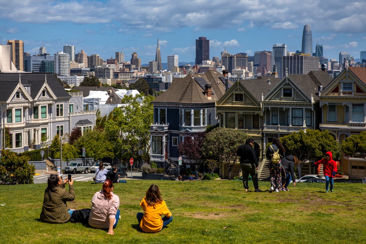 Iconic SF skyline with Painted Ladies houses 