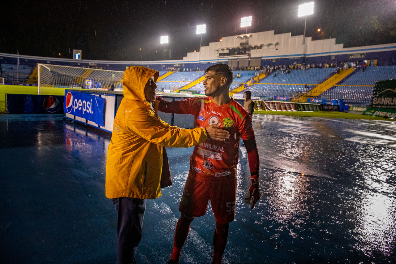 Even though Xinabajul lost their match against Comunicaciones, Cristobal encourages Xinabajul’s goalkeeper on a hard job extremely well-done.