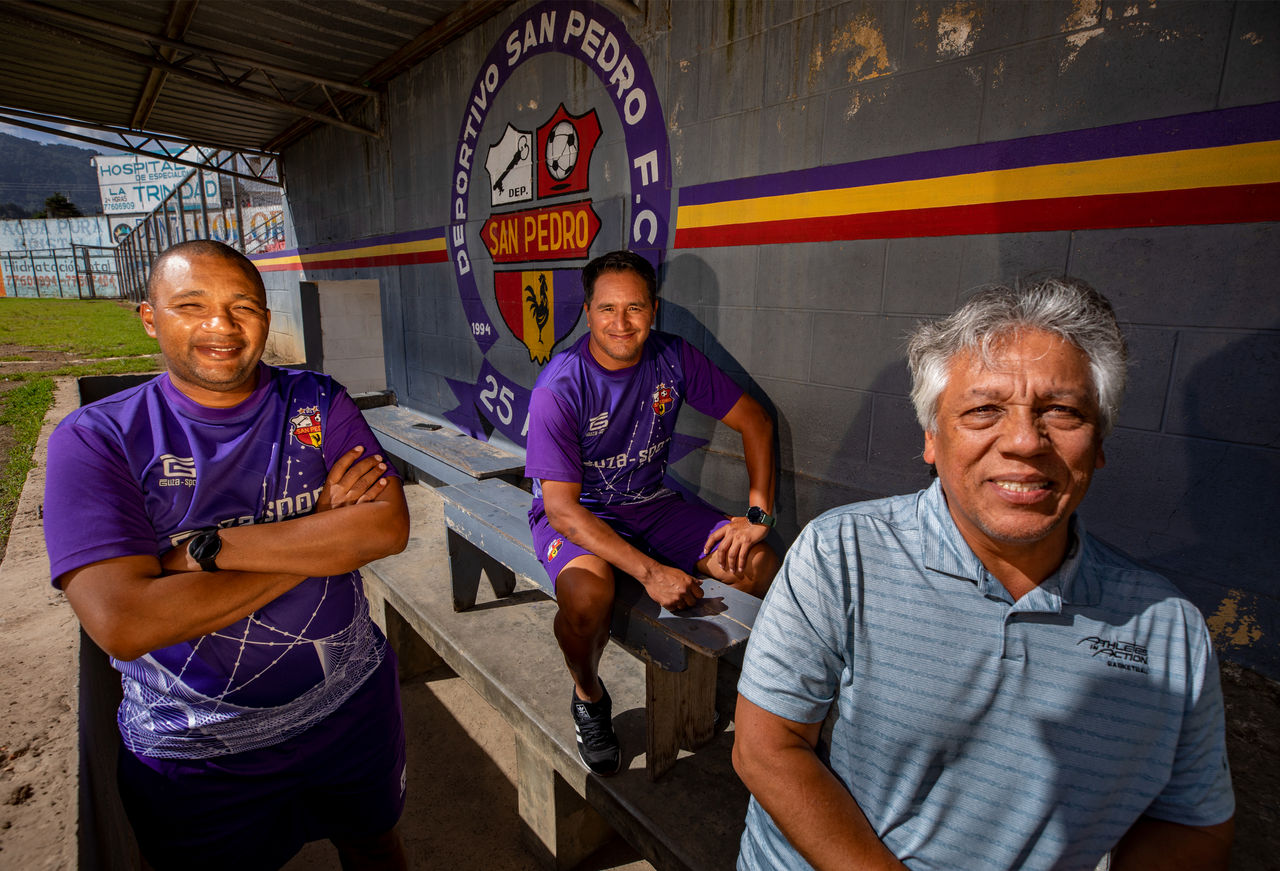 San Pedro coaches Silvio Fernandez and Carlos Cano (both in purple)